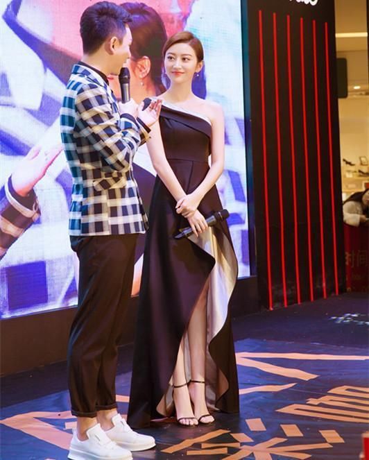 张继科和景甜在一起,从衣品上看,张继科得抓紧跟上景甜啊!
