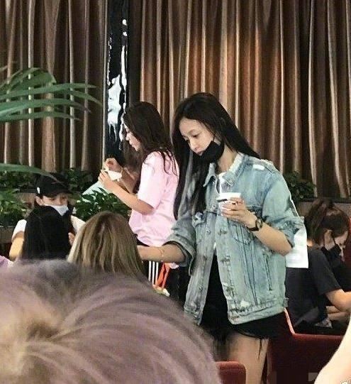 创造101吴宣仪机场素颜眼皮重疑似睡眠不足,网