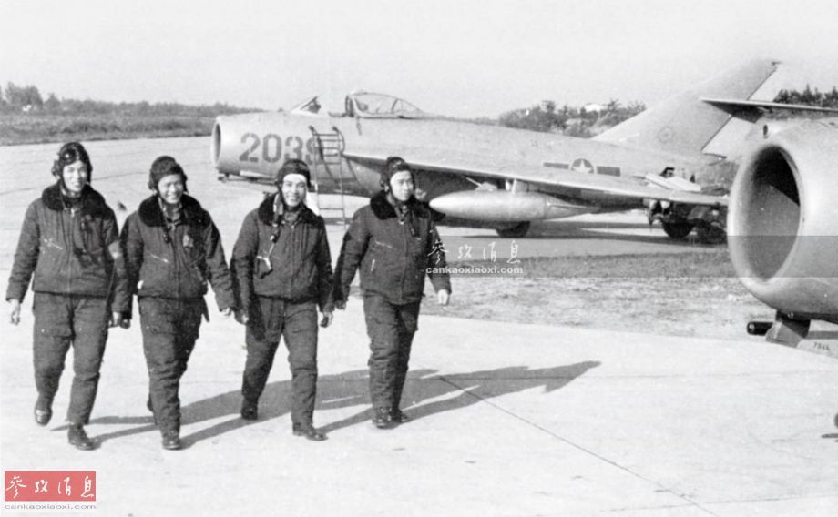 经济方面，到80年代初期越南因扩军备战、穷兵黩武已国力衰竭、民不聊生，越空军飞行员已经算是很受优待和照顾的群体，却同样日子过得紧巴巴的。据悉，当时大部分越军基层飞行员经济上入不敷出，一名准尉飞行员每月工资仅为108元越南盾（这还是涨了1倍后的水平），扣除伙食费36元后，剩下的根本无法赡养家庭。即使中层干部，生活也不宽裕。