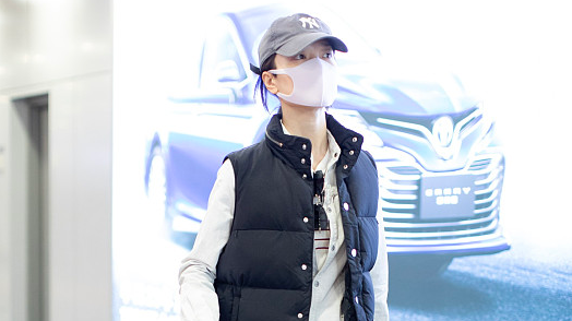 杜鹃帽子口罩遮面素颜现身机场 穿复古喇叭裤气质不俗 杜鹃帽子口罩遮面素颜现身机场 穿复古喇叭裤气质不俗