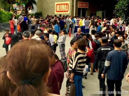 由于省医月饼的供不应求,在网络上以及贵阳的很多地方都开始出现了各式各样的代购省医月饼的消息。而且除了省医食堂外,贵阳街头也有不少商家在售卖“省医月饼”。