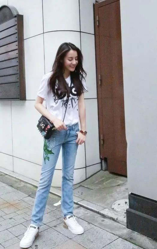 迪丽热巴的小白鞋真是特别,后脚跟踩在泥地里