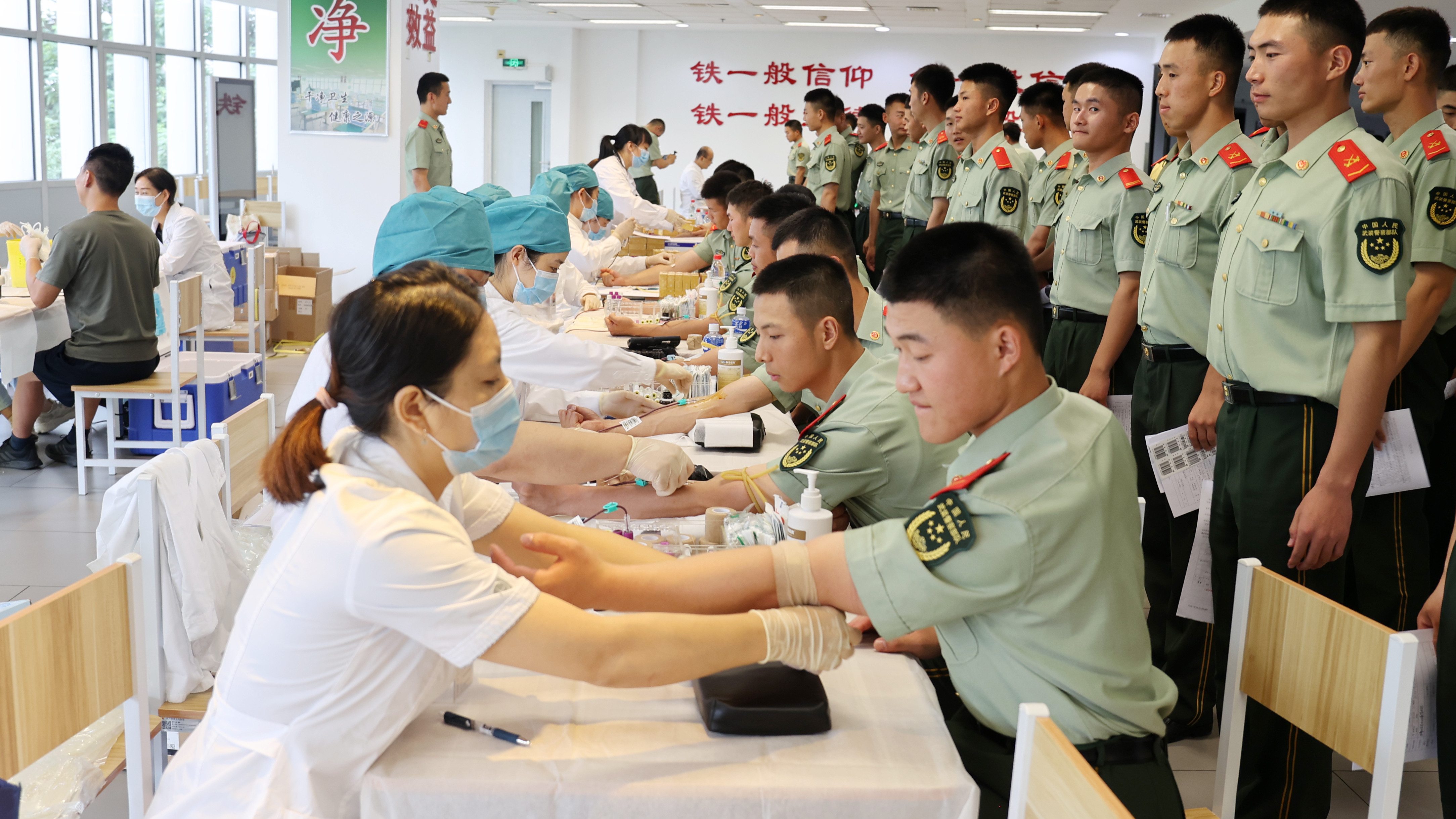 让爱心在血液中传递 首都武警无偿献血18万毫升 让爱心在血液中传递 首都武警无偿献血18万毫升