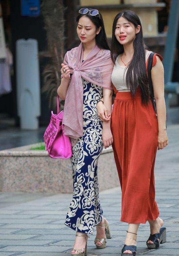 街拍高跟鞋气质妖娆的气质大姐姐,高挑动人忍