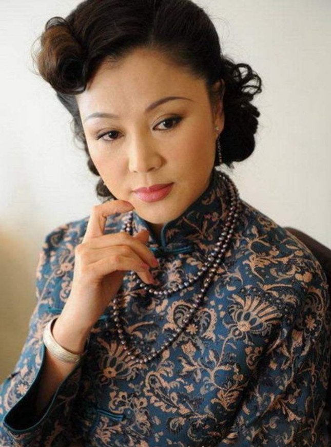 52岁的于小慧因家暴离婚,带着儿子净身出户,如