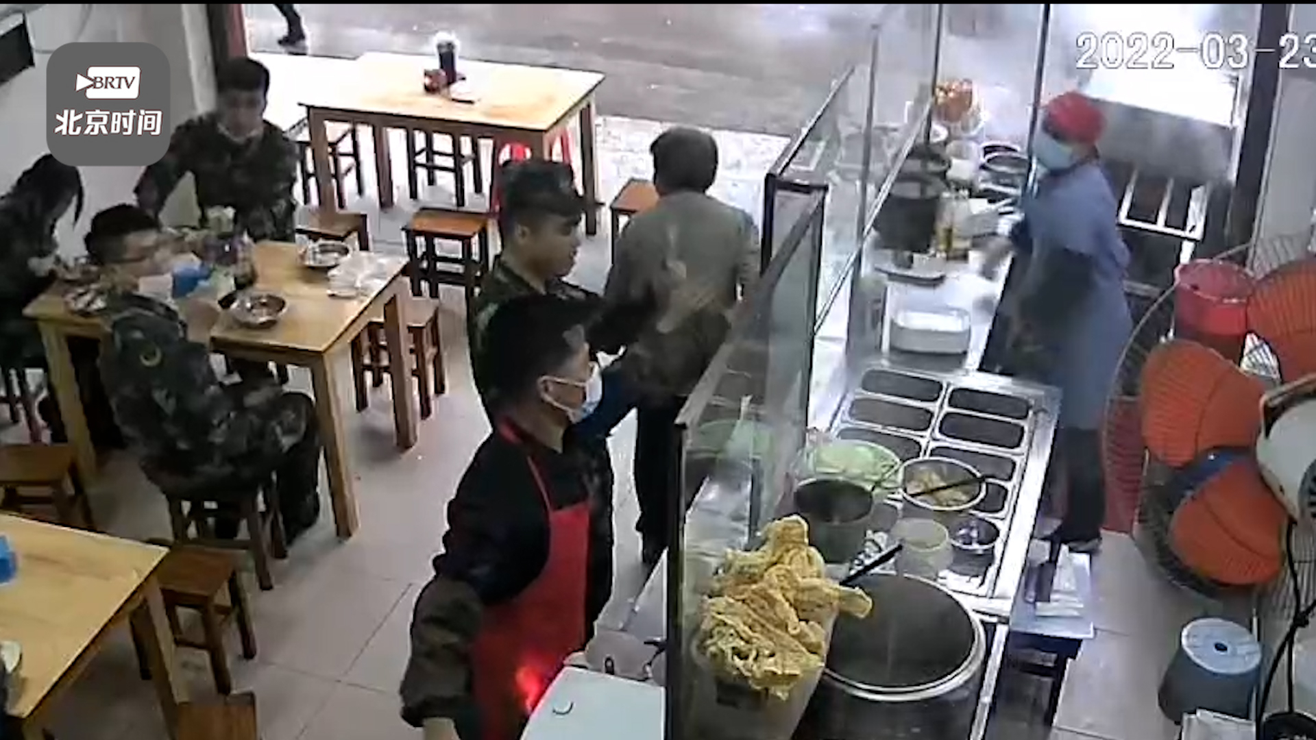 藤县粉店老板挡住收款码五次拒收兵哥哥饭钱：你们大老远来的太辛苦