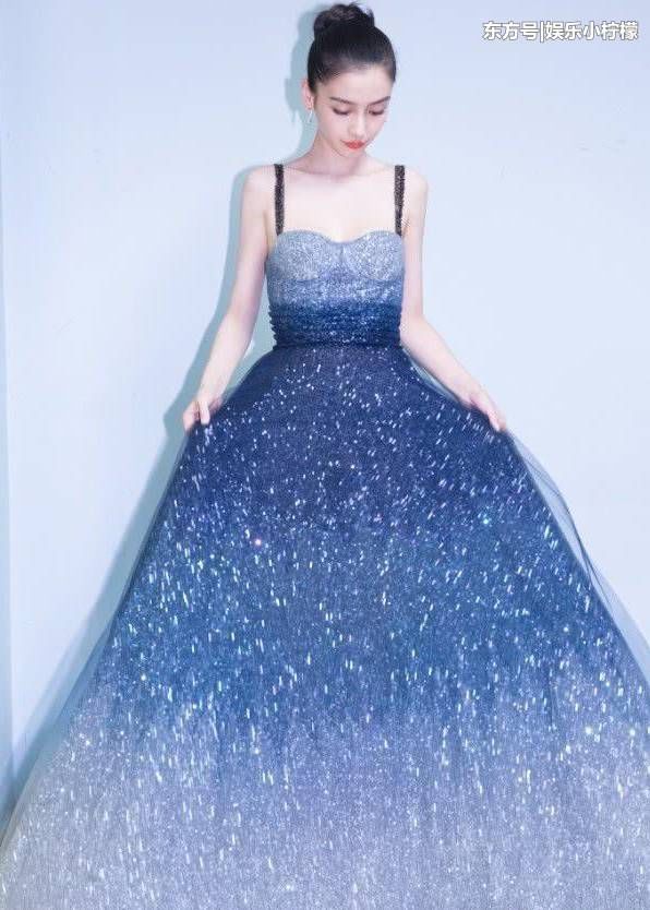 李纯和杨颖同穿蓝色的星空裙,相差一岁气质都