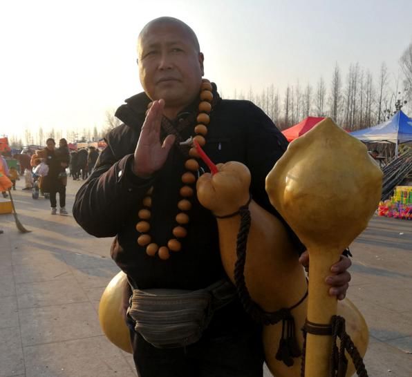 这位都打起出家人的手势了!