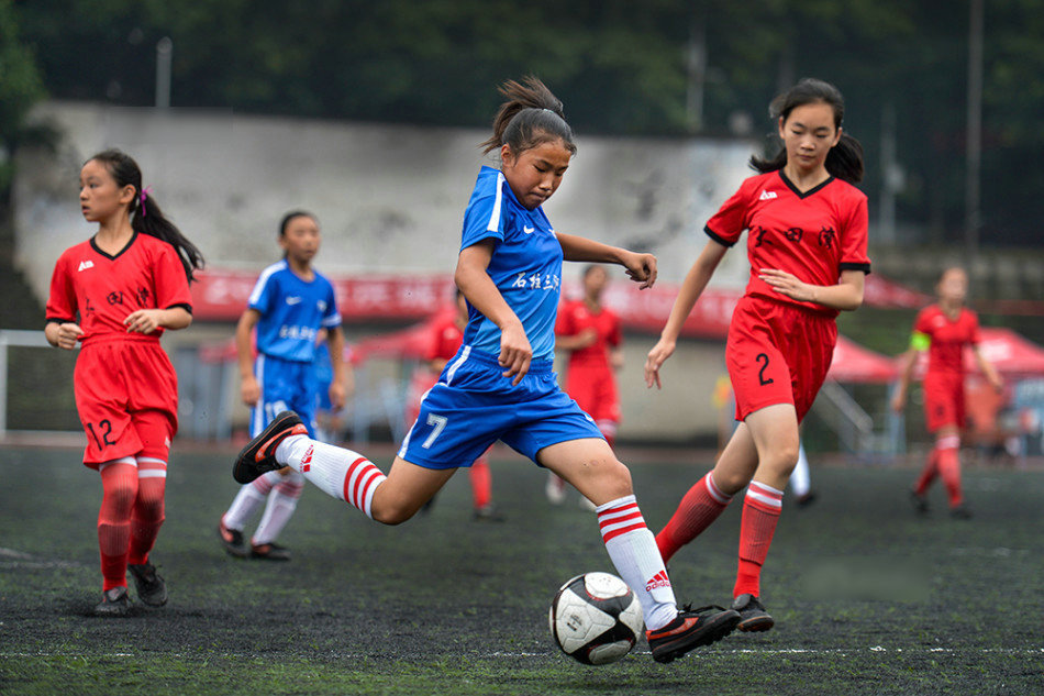 组图-深山留守女孩足球队 两年夺两冠