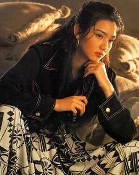 47岁洪欣近照,被宠成小公主风采不减当年,4岁女儿甜美可爱