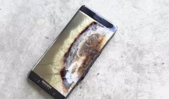 自Note7手机发布一个半月以来，其已在全球范围内发生三十多起因电池缺陷造成的爆炸和起火事故，还令一些用户的人身安全与财产受到损失。夸张地说，三星Note7手机似乎已不仅仅是手机那么简单了，其更像是一颗手雷，但问题在于，这是一颗你不知道啥时候会炸的手雷……