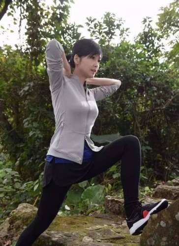 最近女神周慧敏在微博 晒出了几张健身照 引来网友称赞 ▼ 身材还是