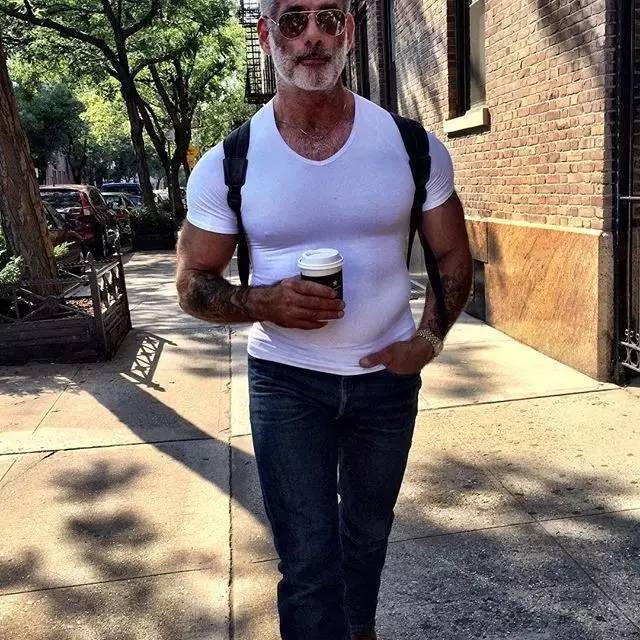 这真的不是看男模写真,他只是一位普通的60岁大叔,而当他脱掉衣服后