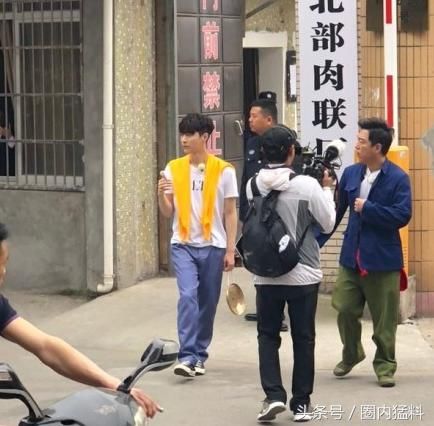 《极限挑战》路透,张艺兴肩上披着什么玩意?黄