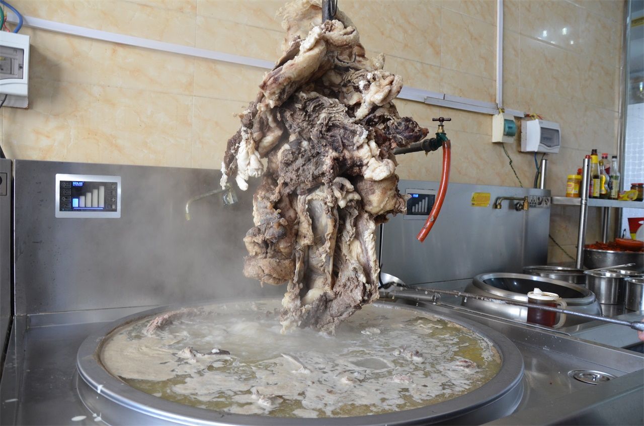 河南大叔小镇做羊肉汤,30块钱一碗,一天能卖6