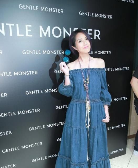 杨千嬅也真敢穿!直接真空上阵穿吊带,网友:丁子