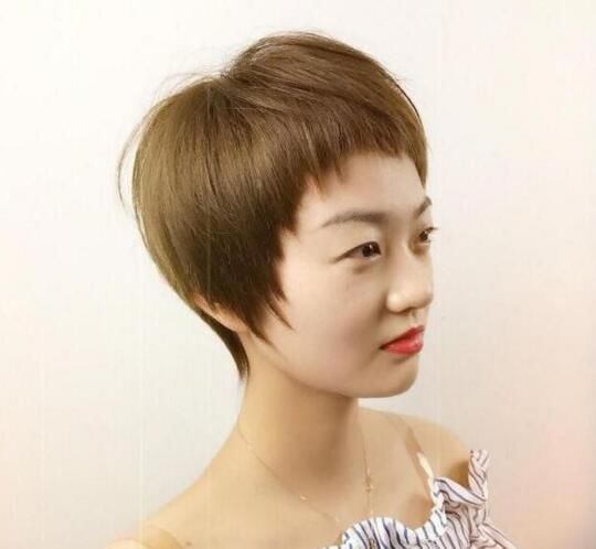 2018流行搓边短发设计 2018搓边短发干练利落