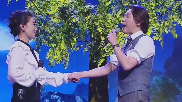 陶喆深情演唱《爱很简单》 苗圃感动落泪 陶喆深情演唱《爱很简单》 苗圃感动落泪