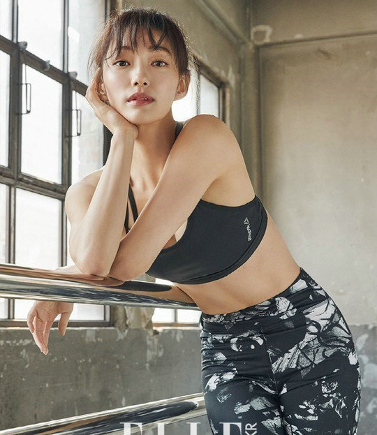 韩国性感女星李L拍写真 穿低胸装前凸后翘