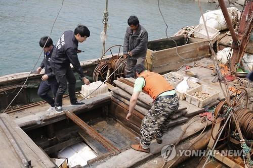快艇上的一名韩国海警跳海后被其他快艇捞起,事件没有造成人员伤亡。