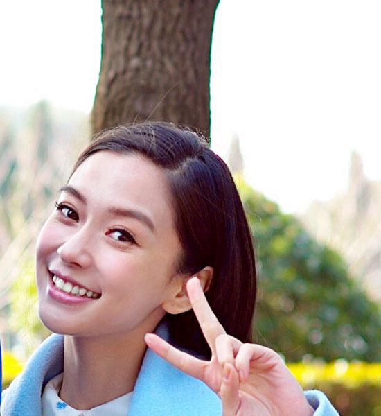 baby真的古灵精怪的,长长的一字扬眉可以让你整个人顿时充满无辜可爱