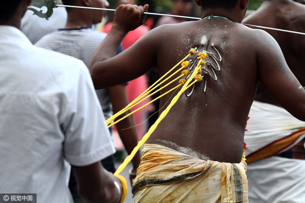 信徒的祭祀仪式：背着巨大的钢制弓形枷锁(负卡瓦第)