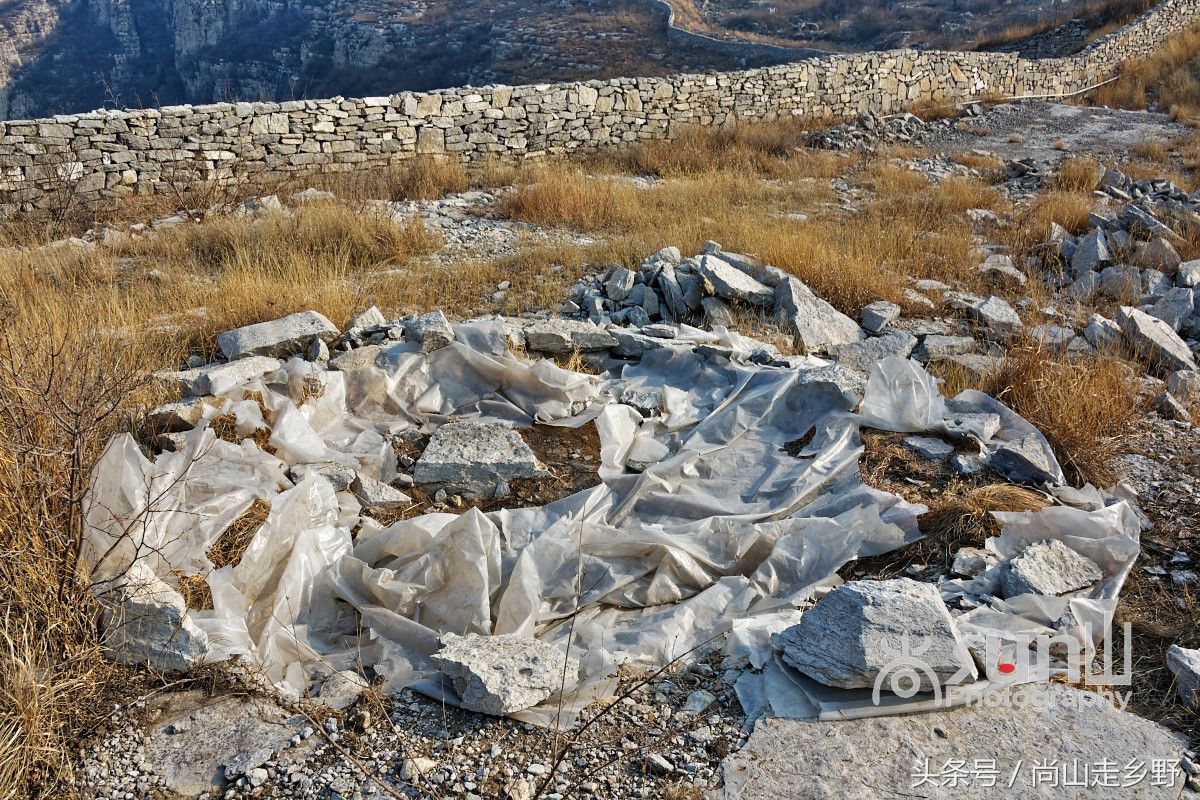 山顶上修建的蓄水池除了造价不菲的庞然大物外