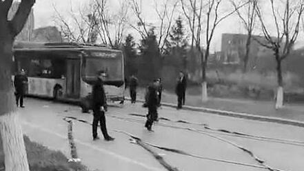 大连一单位马路中间放开门炮 大连一单位马路中间放开门炮