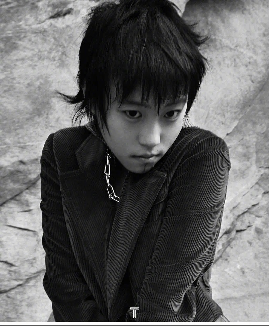 窦靖童最新黑白大片气场强大 眼神迷离攻气十足