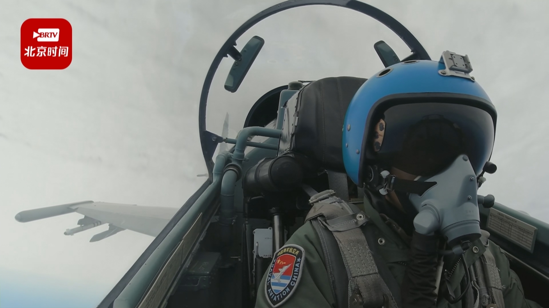 后舱改前舱 海军航空兵某旅培养飞行员胜任多种驾驶任务 后舱改前舱 海军航空兵某旅培养飞行员胜任多种驾驶任务