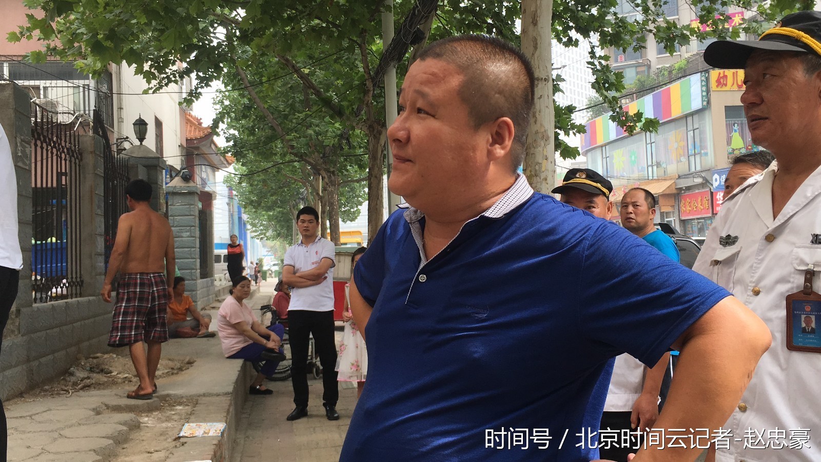 咋回事?房产中介被挂黑锦旗负责人一脸蒙-北