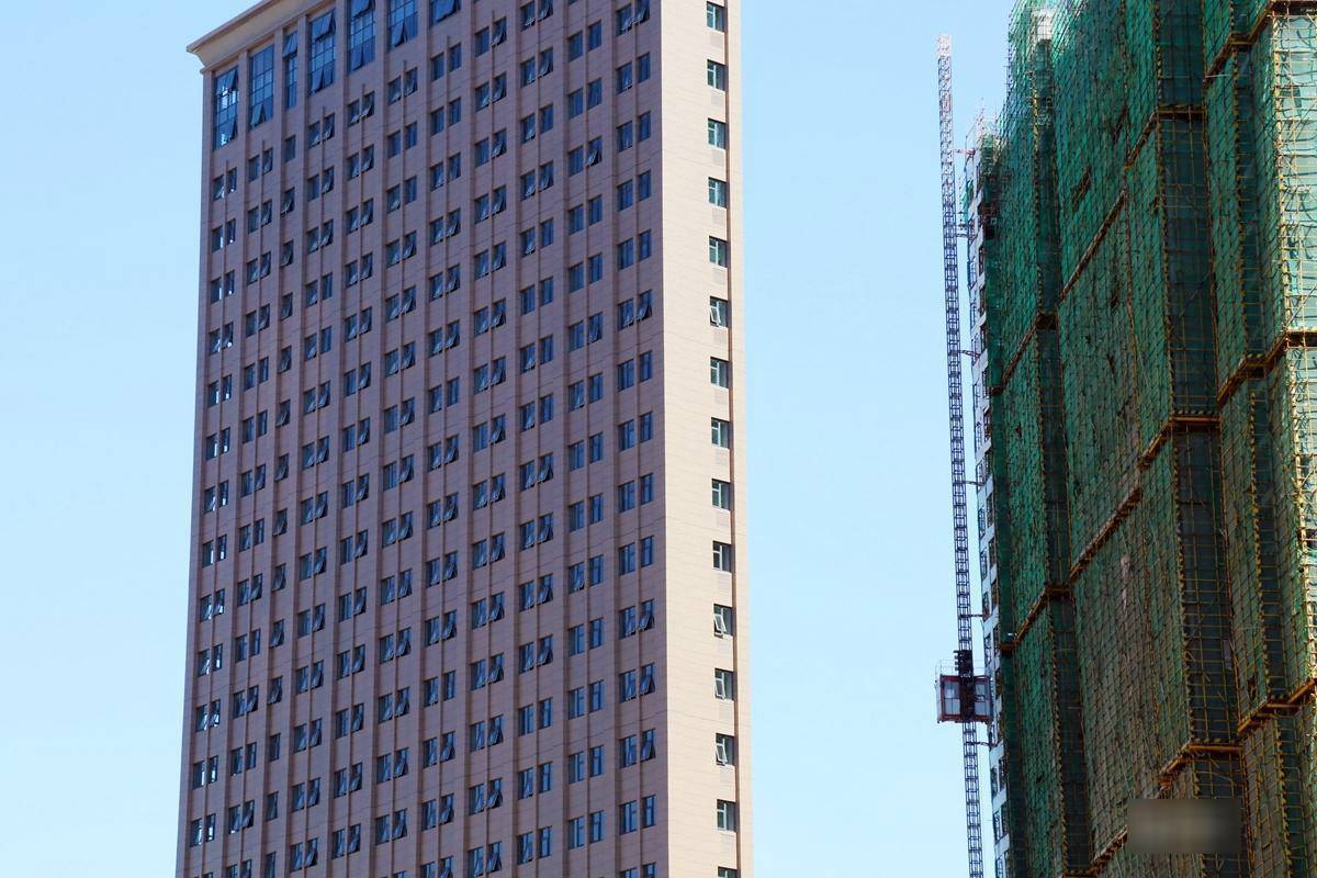 河南街头现“纸片楼” 市民调侃“怕被风刮倒” 河南街头现“纸片楼” 市民调侃“怕被风刮倒”