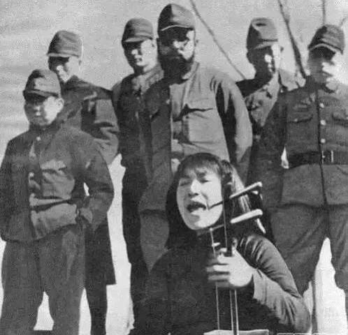 鬼子进村都干啥?真实照片揭日本兵丑态!