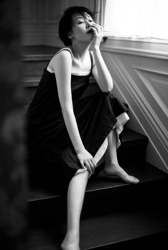 8月17日,许晴在微博晒了一组黑白美照,并配文"我圆".