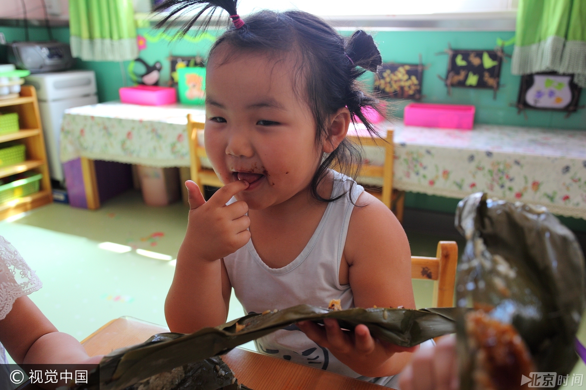 活动现场内容丰富,小孩子们都玩疯了, 孩子们用雄黄酒在小孩脑门上画王字、用艾草编花环、包粽子、制作香囊、画钟馗、赛龙舟等精彩不断, 孩子们的笑声充满着整个校园。