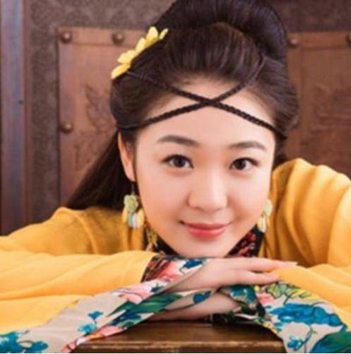 20岁齐如意生活近照，《暖春》小花已经长大了，气质绝不输关晓彤