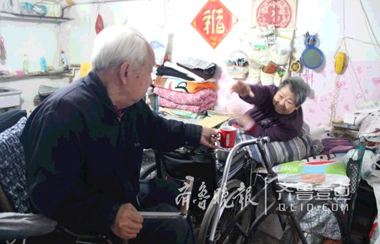 烟台两高位截瘫老人合力写作 稿费捐给贫困生