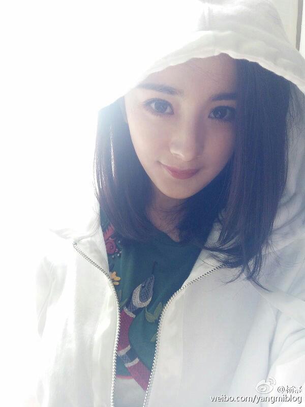 为了吸睛,杨幂胸前珊瑚蛇,郭彩洁脚穿蟒蛇,她满