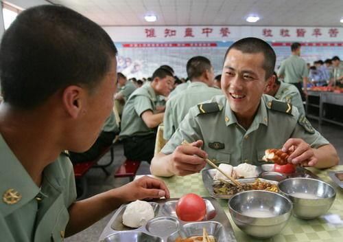 中国军队,吃饭前唱歌!吃饭中绝对安静,吃的飞快