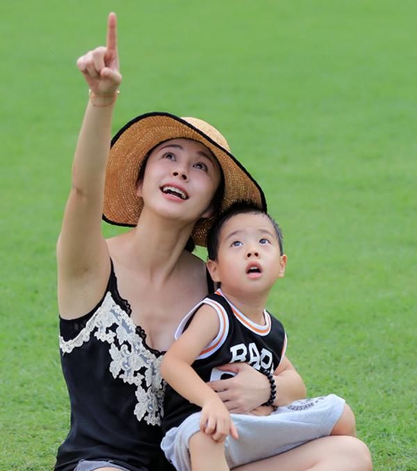 她演丑女走红,25岁恋48岁影帝刘威,嫁二婚男,现全家福让人羡慕