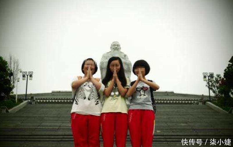 高考落榜,遭村民嘲笑,父亲得知后,对三人进行表扬