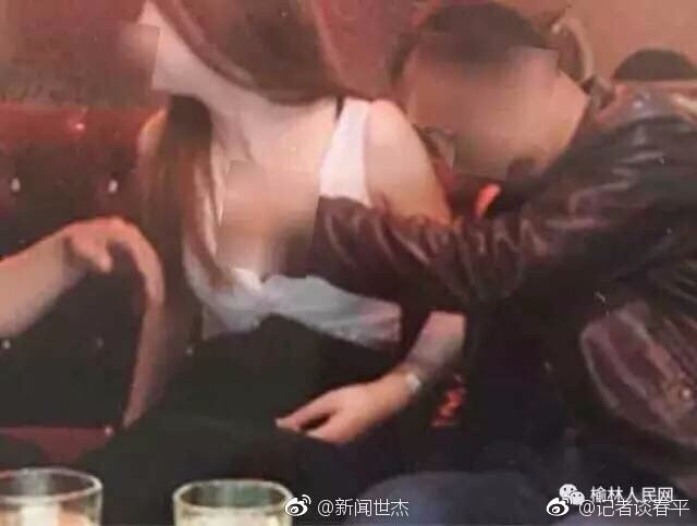 陕西一村主任被曝“摸胸照” 纪委：已介入调查