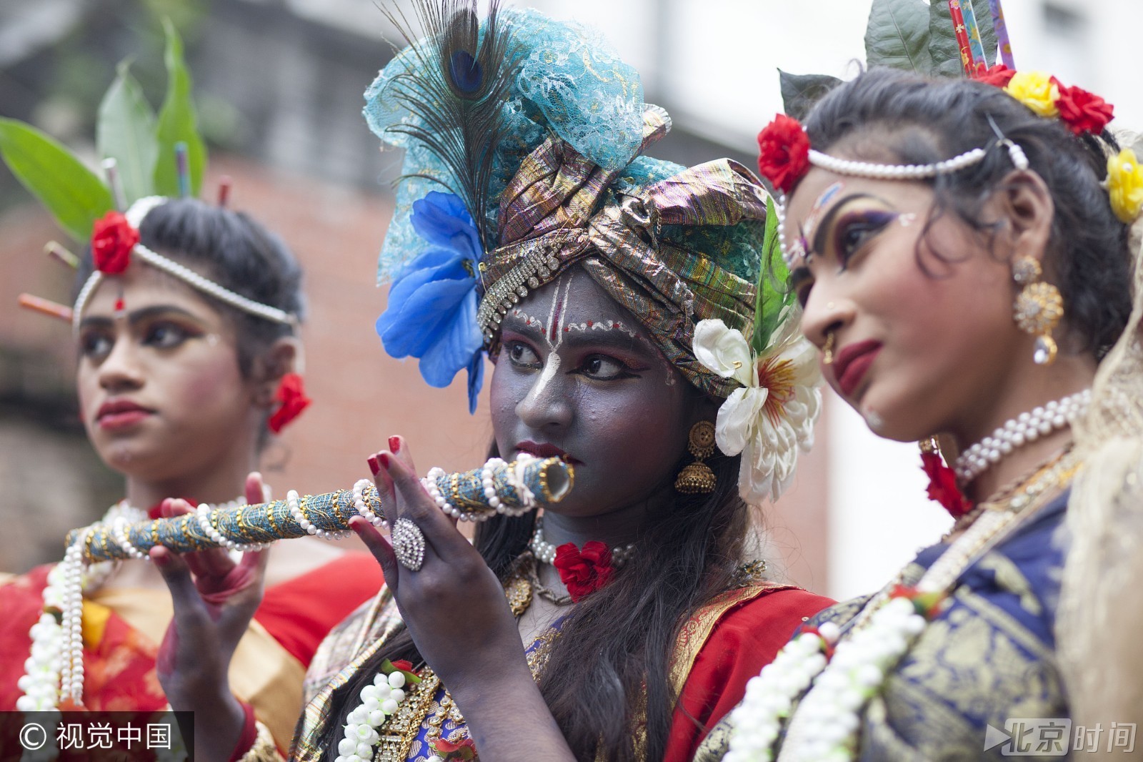 孟加拉国印度教徒庆祝黑天圣诞节 魔性装扮吸引眼球