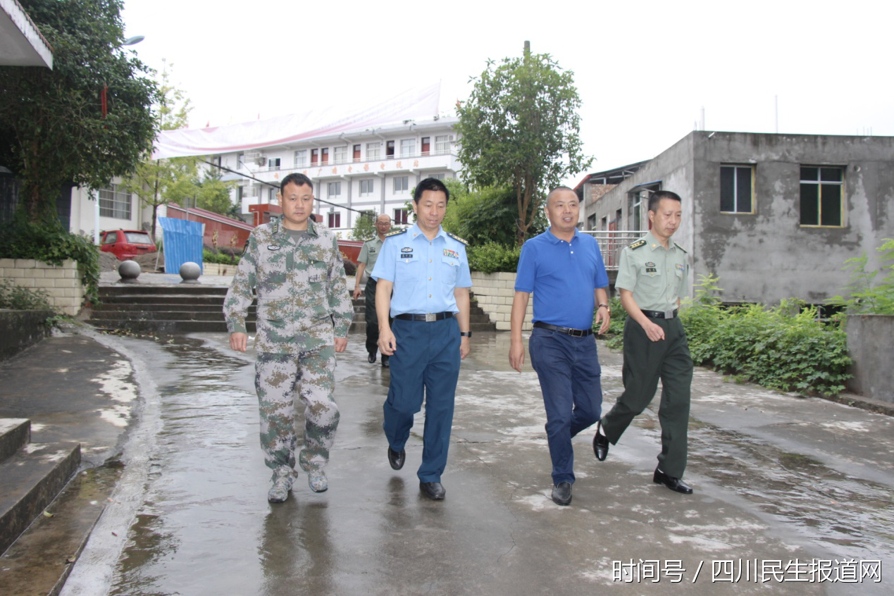 南充市军分区司令员调研柏垭镇人武工作
