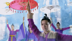 小伙带女友在公园亲密，旁边晨练大叔不淡定了