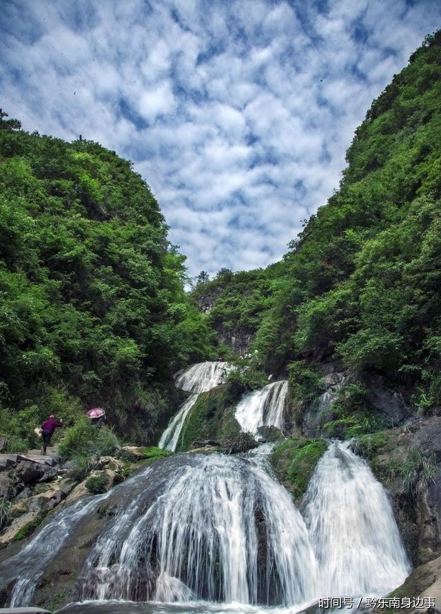 垂直高度约200米,呈梯级形状飞流而下,层层跌泻,瀑雨纷飞,气势磅礴;塕