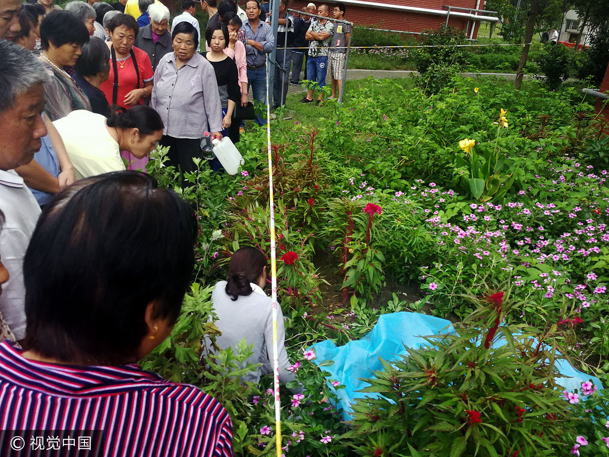 扬州15岁男孩从15楼坠楼身亡 或与手机游戏有关 扬州15岁男孩从15楼坠楼身亡 或与手机游戏有关
