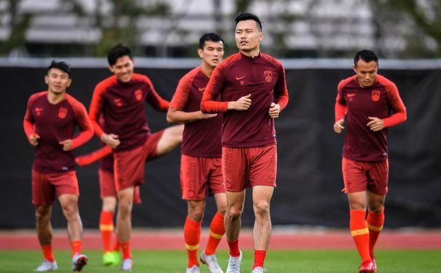 中国足球再现奇葩1幕:在国家队踢前锋,却在俱