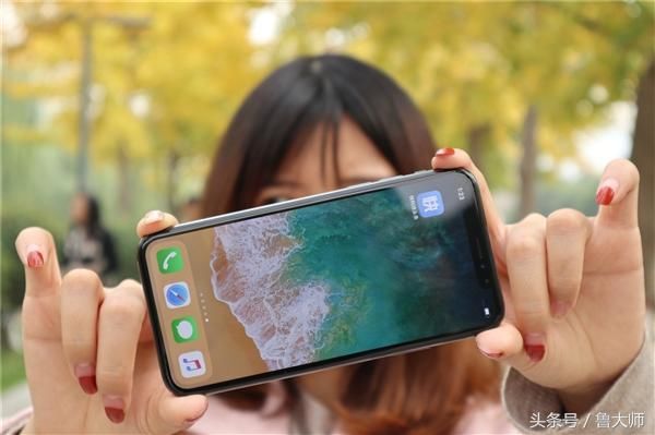 辣评烩:华为P20定价5千起 iPhone X国行跳水7