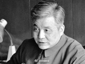 【今天，缅怀“两弹元勋”邓稼先】1924年的今天，邓稼先出生在安徽怀宁。他是中国第一颗原子弹和氢弹的理论方案设计者，为发展国防科技事业，甘当无名英雄，默默奋斗几十年。病危临终前，仍心系原子能的和平利用。1999年，被授予“两弹一星功勋奖章”时，他已辞世13年。致敬，缅怀！